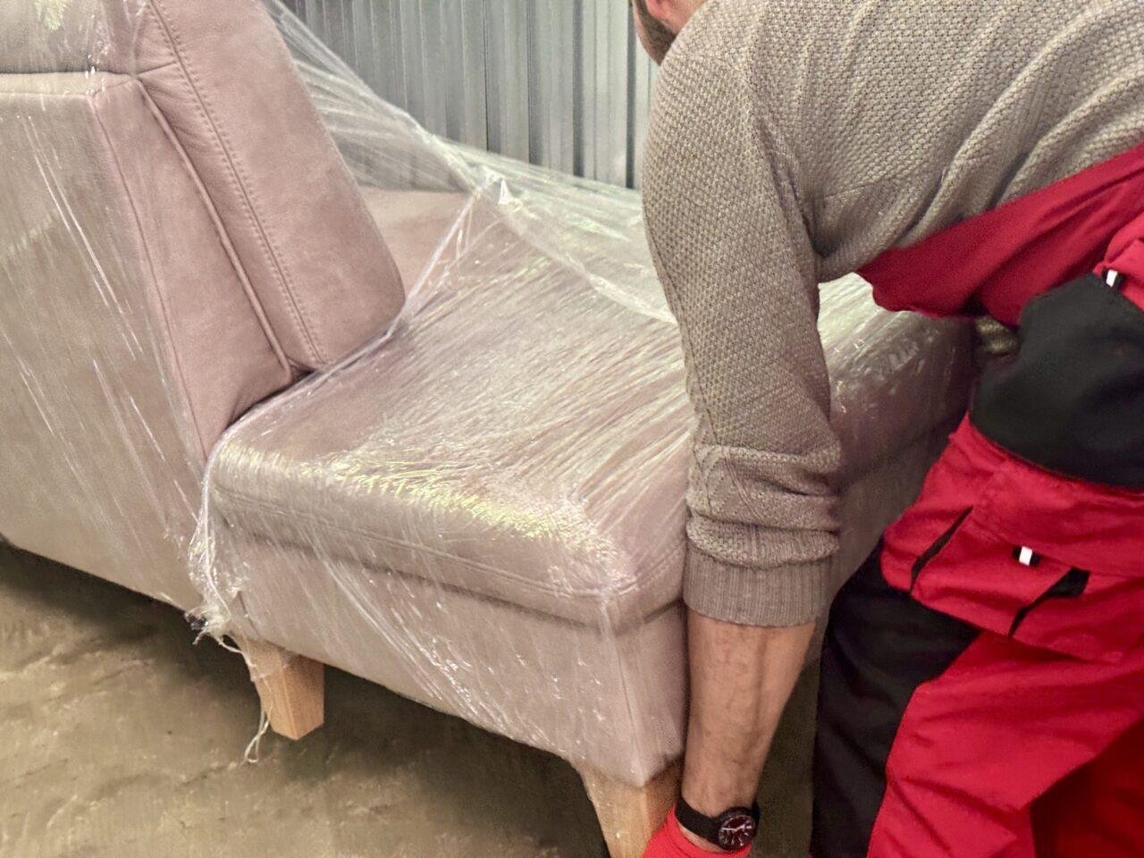 Mitarbeiter von RANA Express beim sicheren Schutz eines Möbelstücks