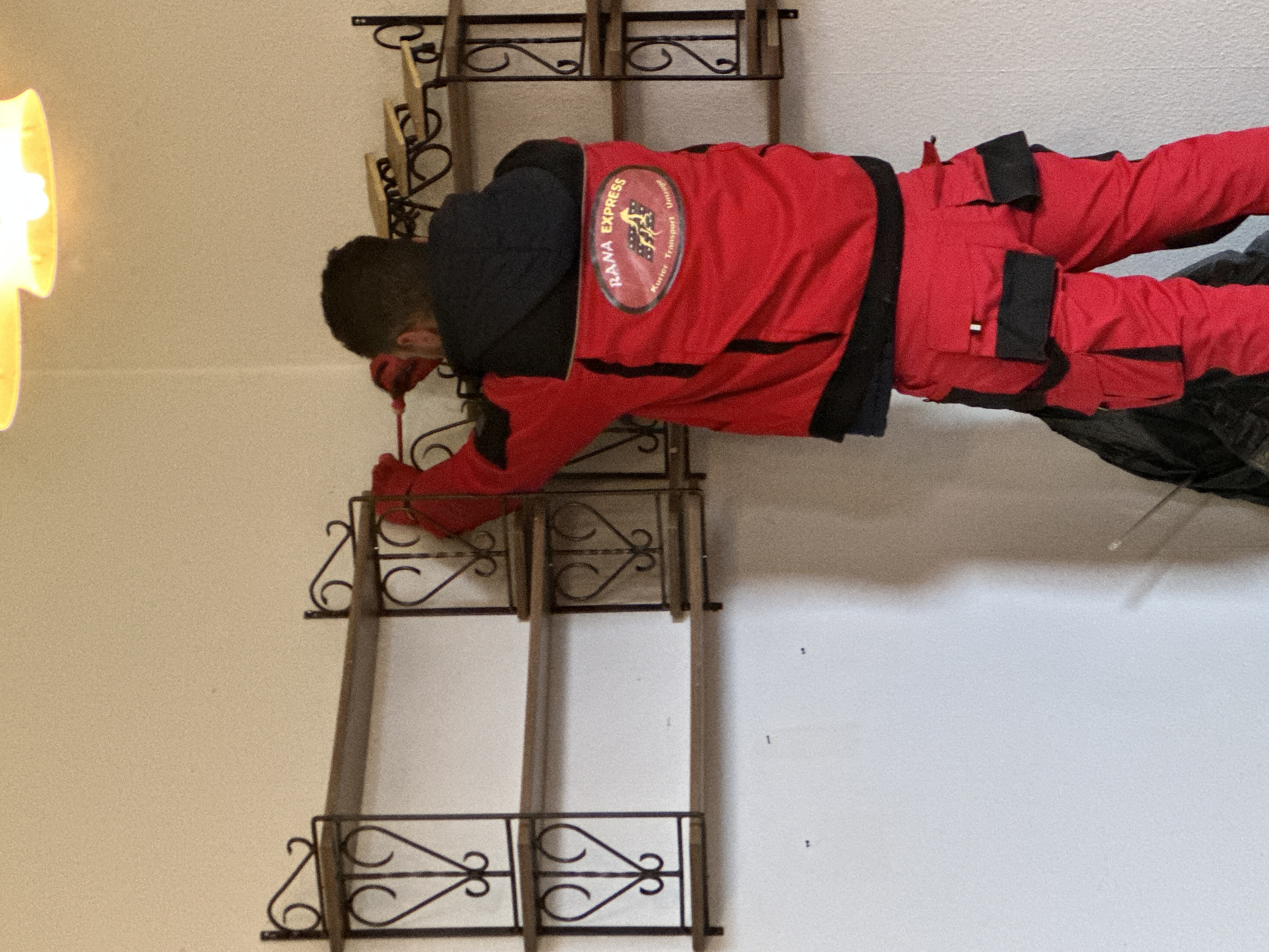 Ein Mitarbeiter montiert ein Wandregal