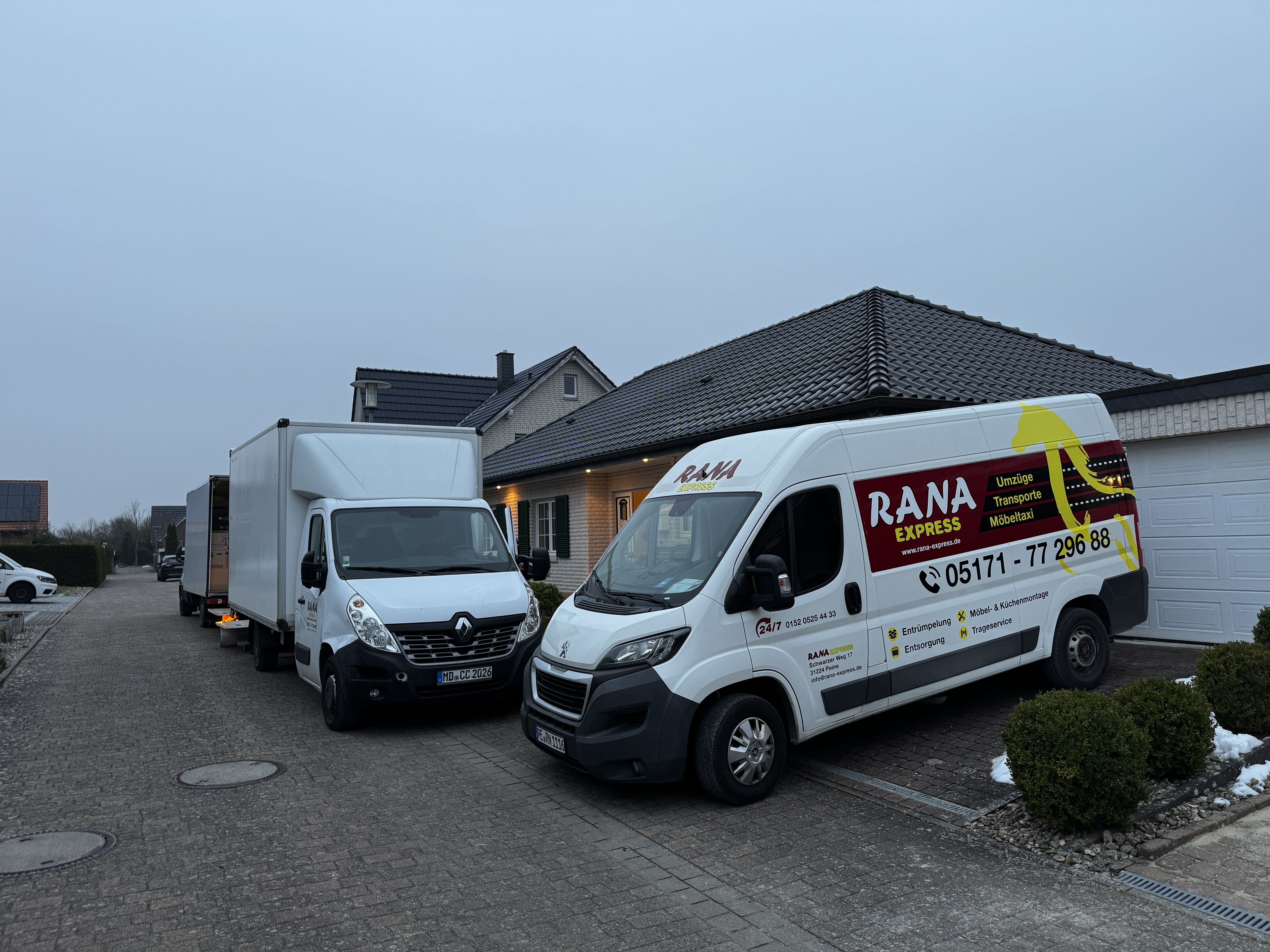 Zwei Transportfahrzeuge stehen für einen Einsatz bereit