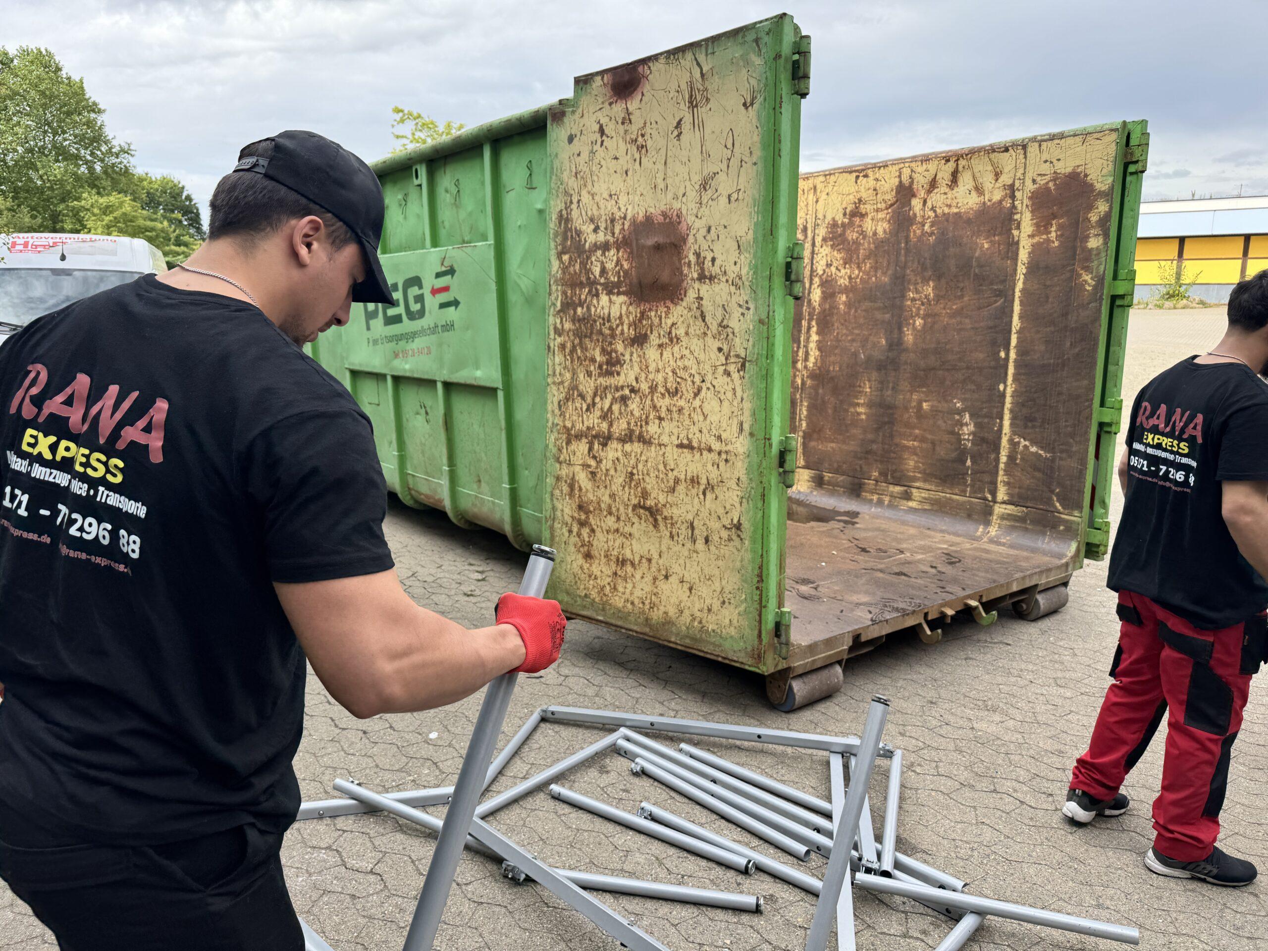 Metallteile werden an einer Annahmestelle übergeben