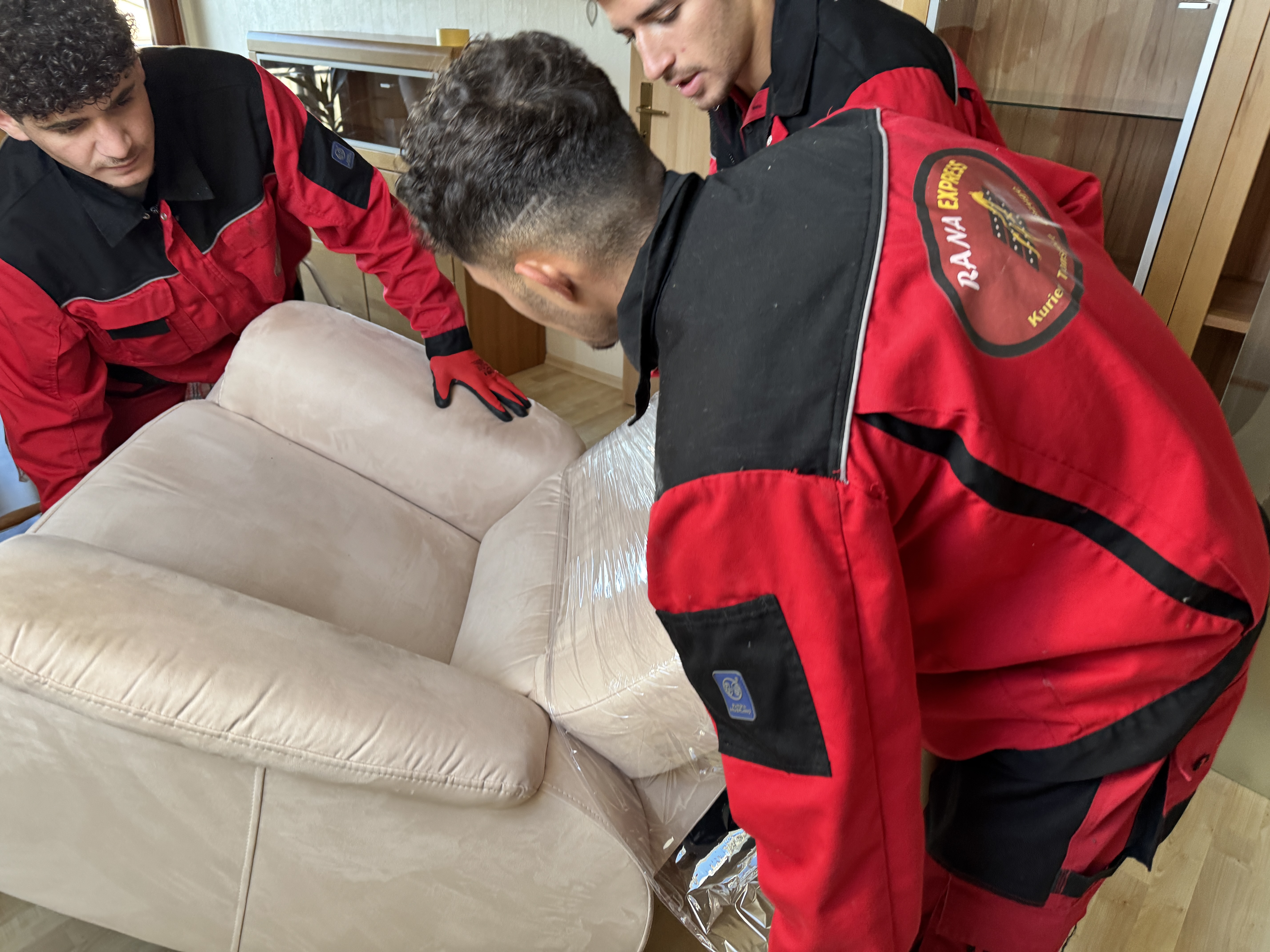 Ein Sofa wird mit Stretchfolie für den Transport geschützt
