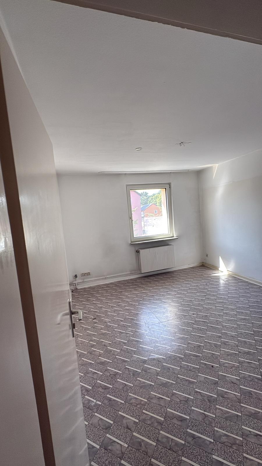 Dasselbe Wohnzimmer nach der vollständigen Räumung